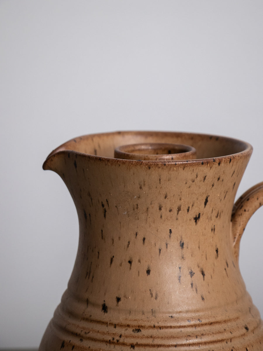 薄茶の氷入れ付き石器ピッチャー