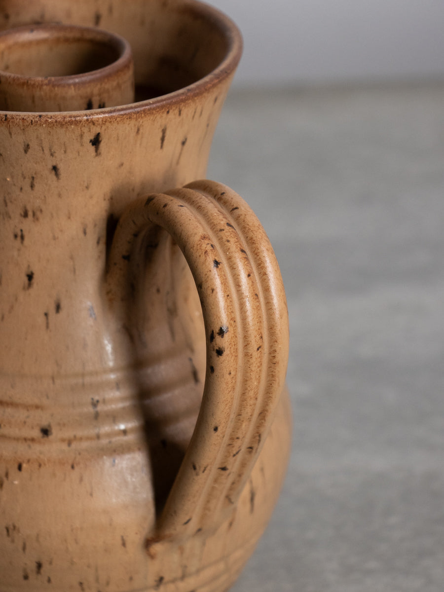 薄茶の氷入れ付き石器ピッチャー