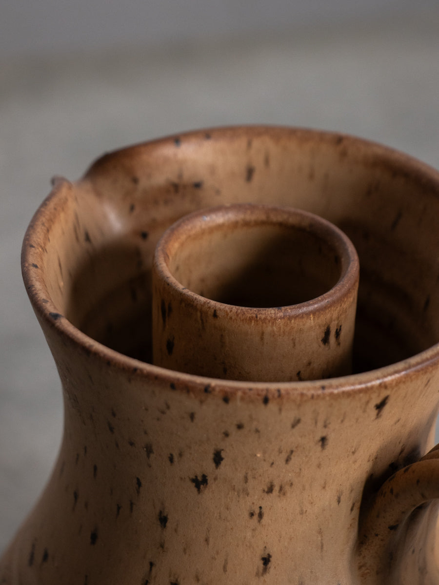 薄茶の氷入れ付き石器ピッチャー