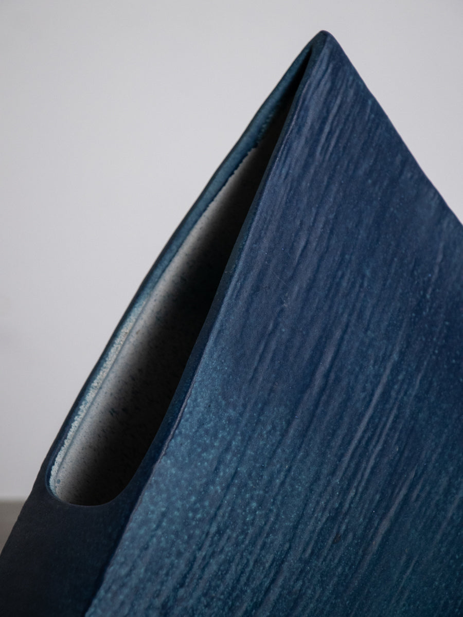 三角の青釉いけばな花器