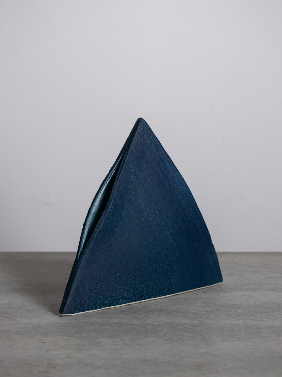 三角の青釉いけばな花器