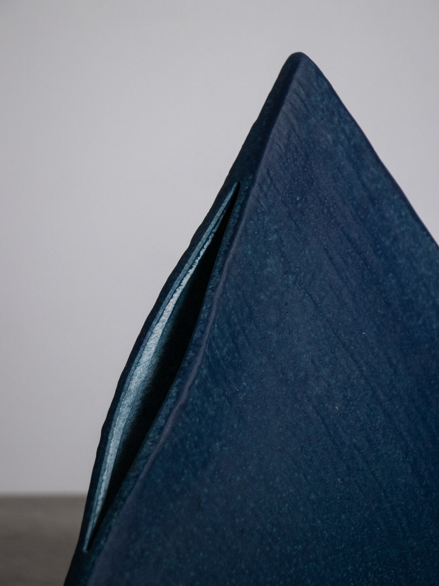 三角の青釉いけばな花器