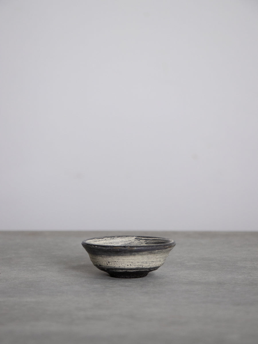 黒地刷毛目ぐい呑