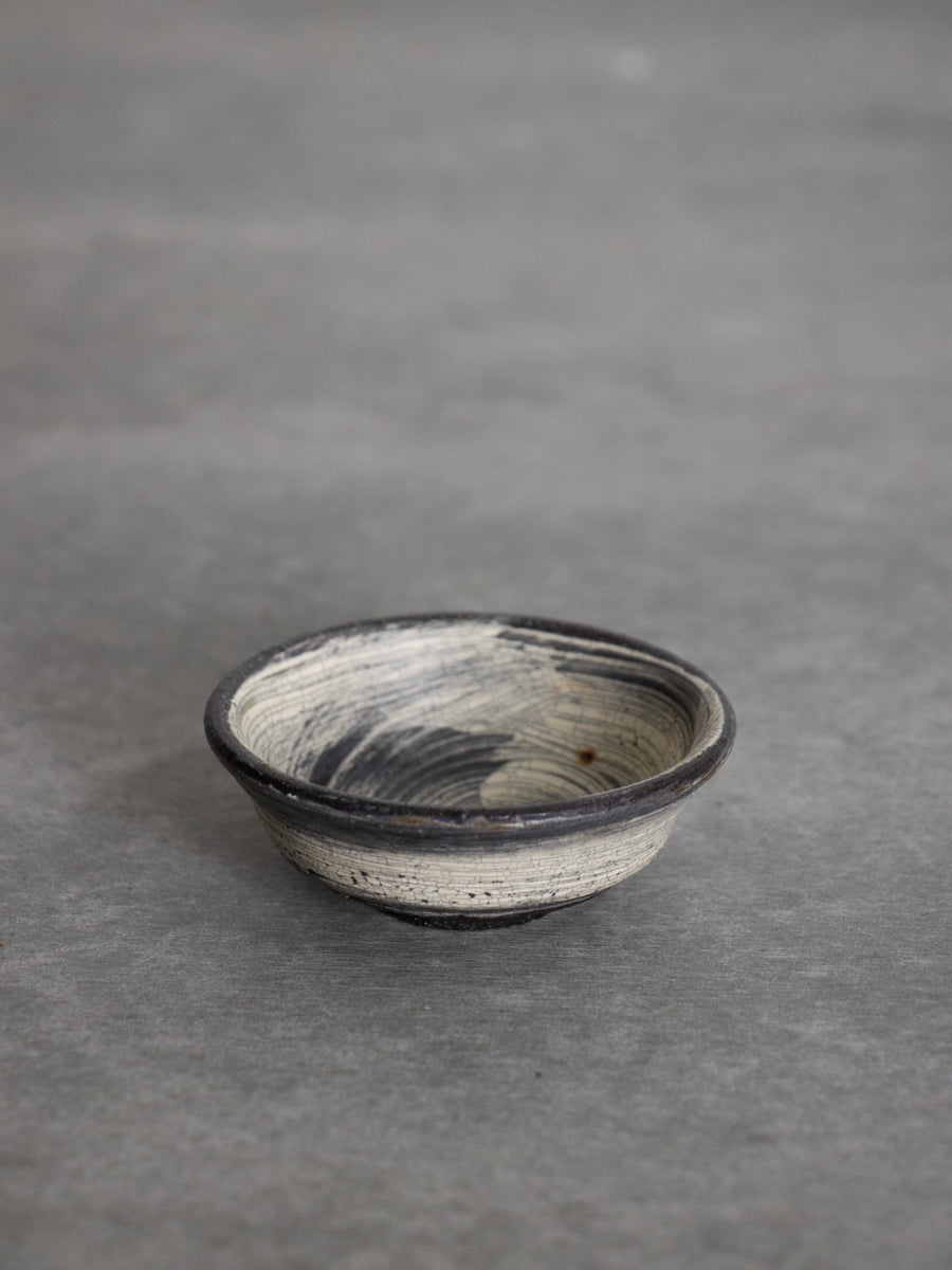 黒地刷毛目ぐい呑