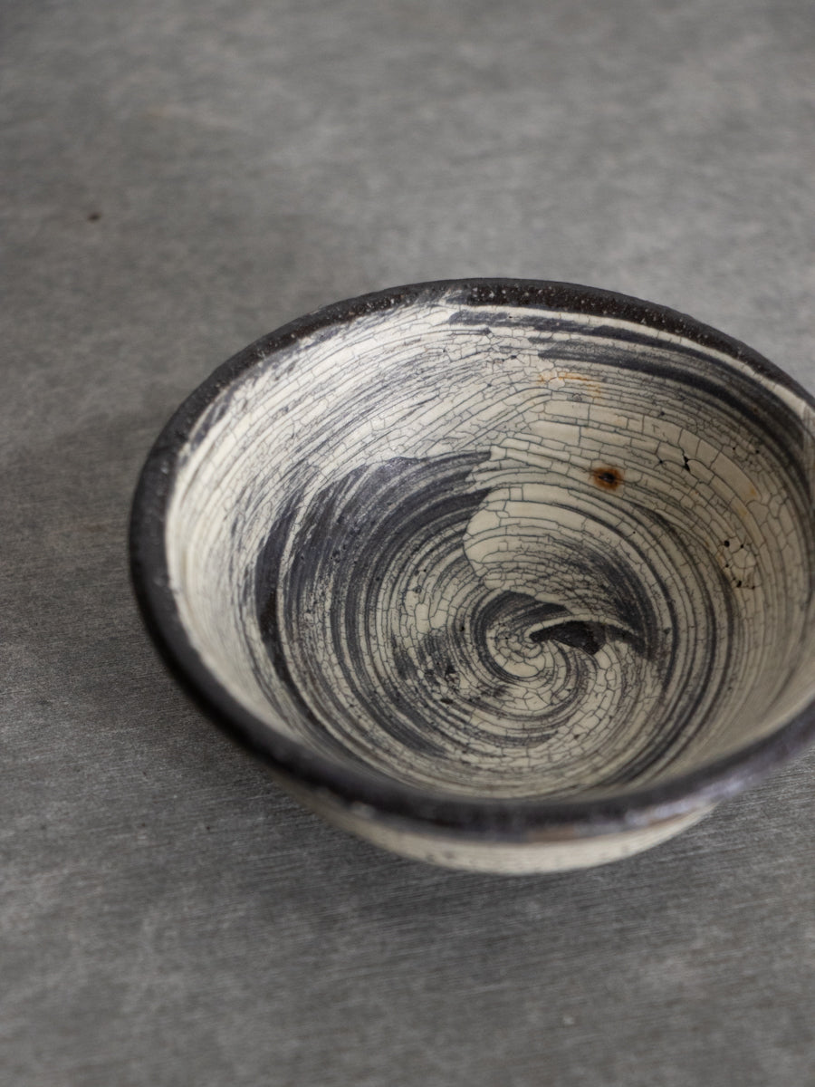 黒地刷毛目ぐい呑