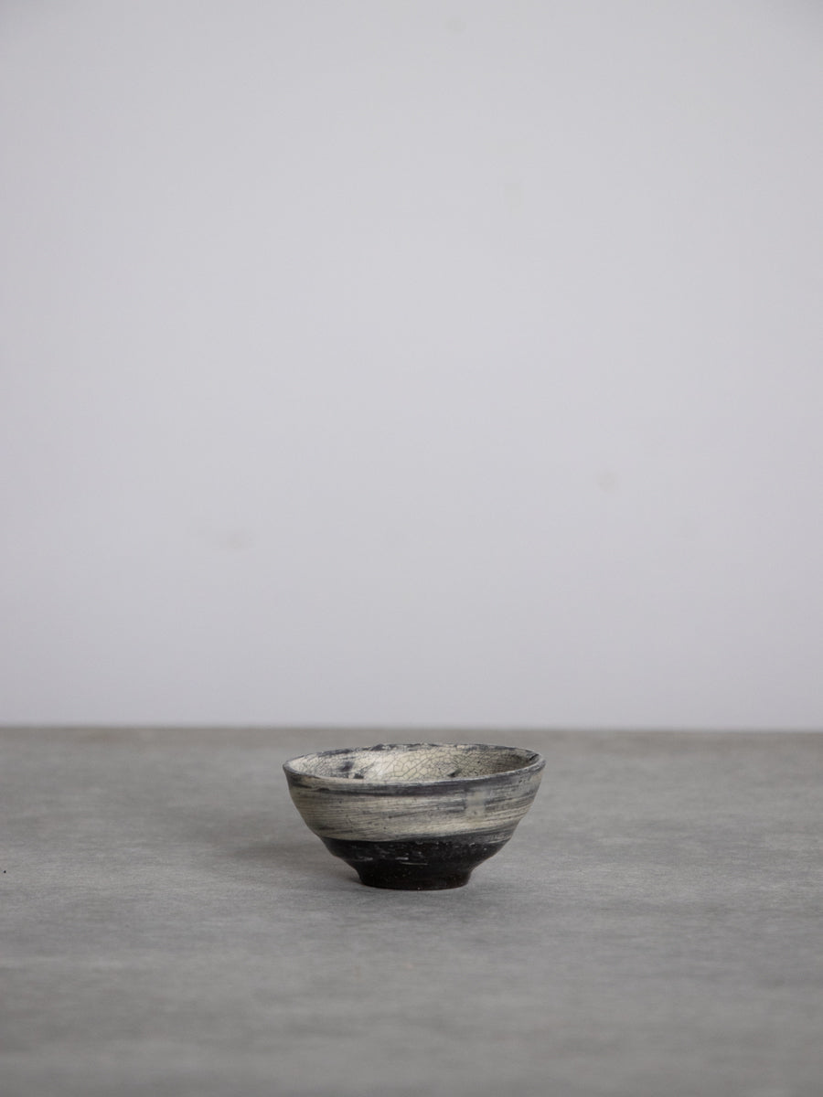 黒地刷毛目ぐい呑