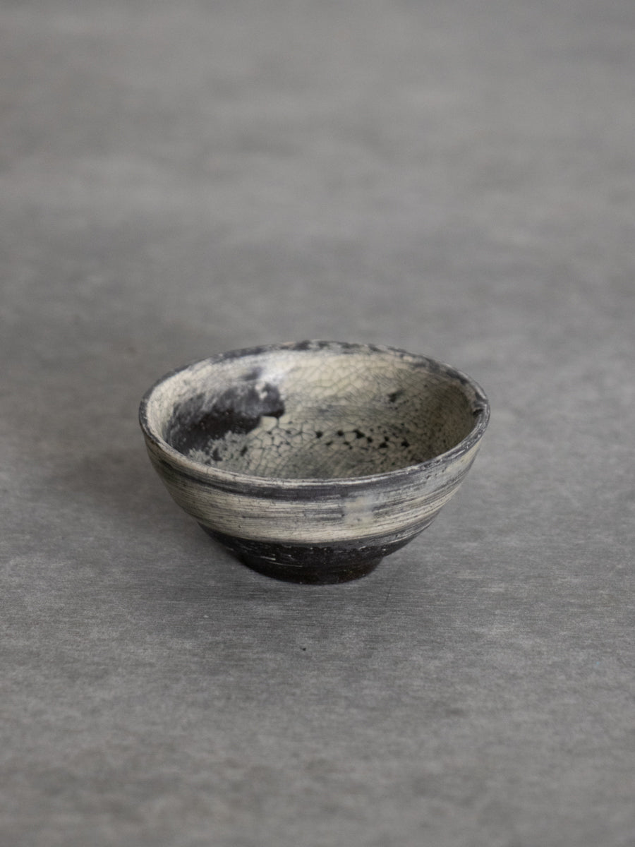 黒地刷毛目ぐい呑