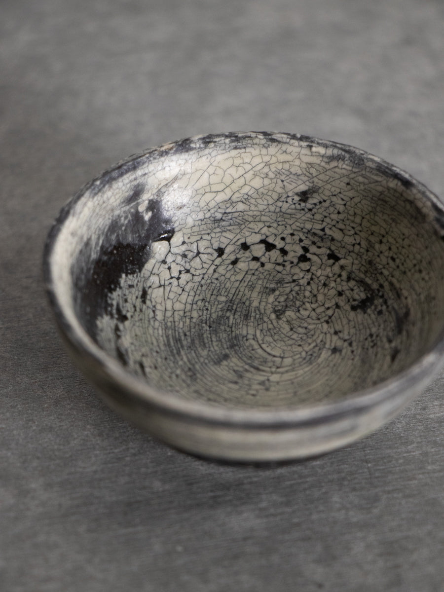 黒地刷毛目ぐい呑