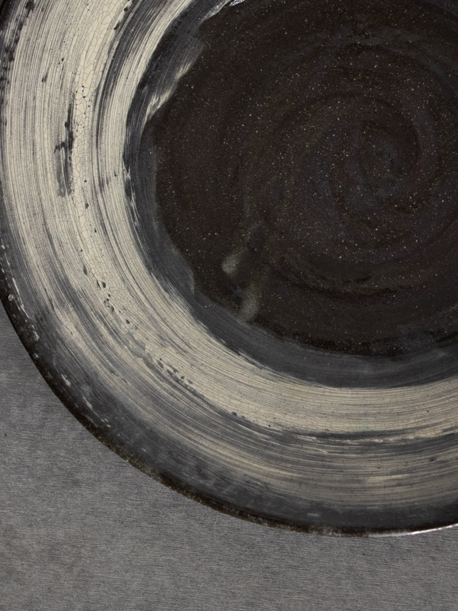 黒地刷毛目大皿