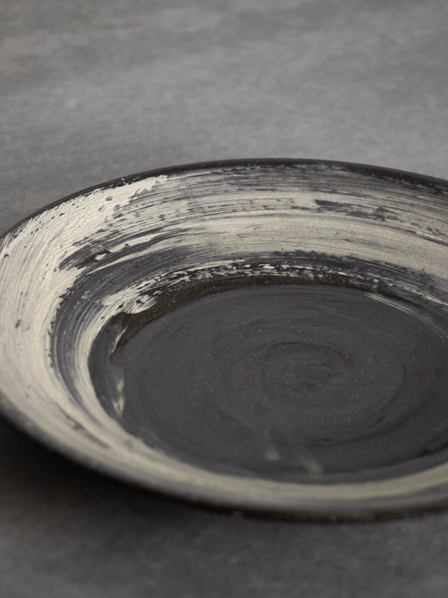 黒地刷毛目大皿