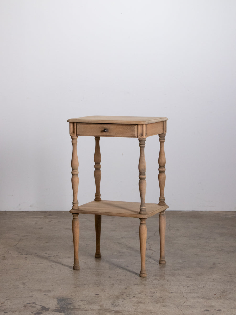 TABLE / DESK
