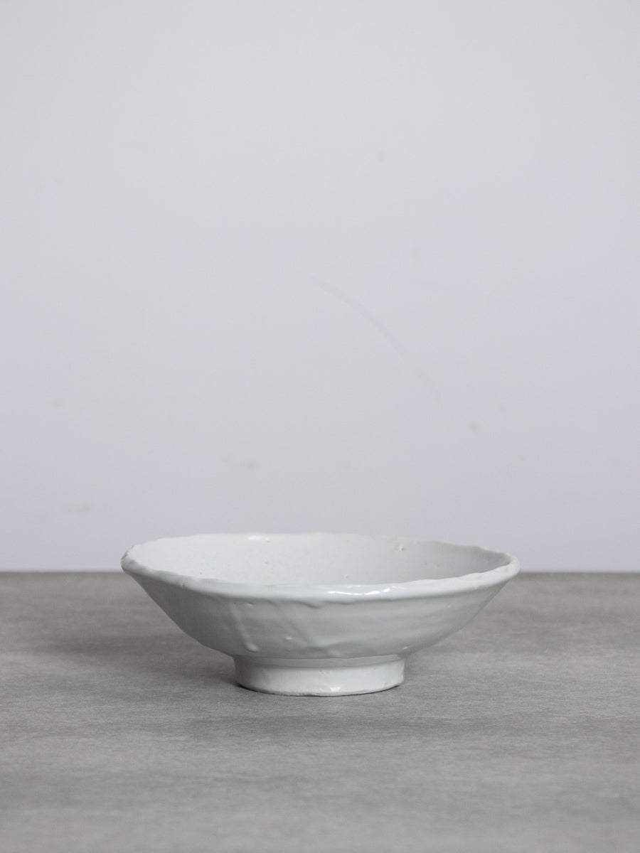 白磁波縁6寸鉢（目跡あり）