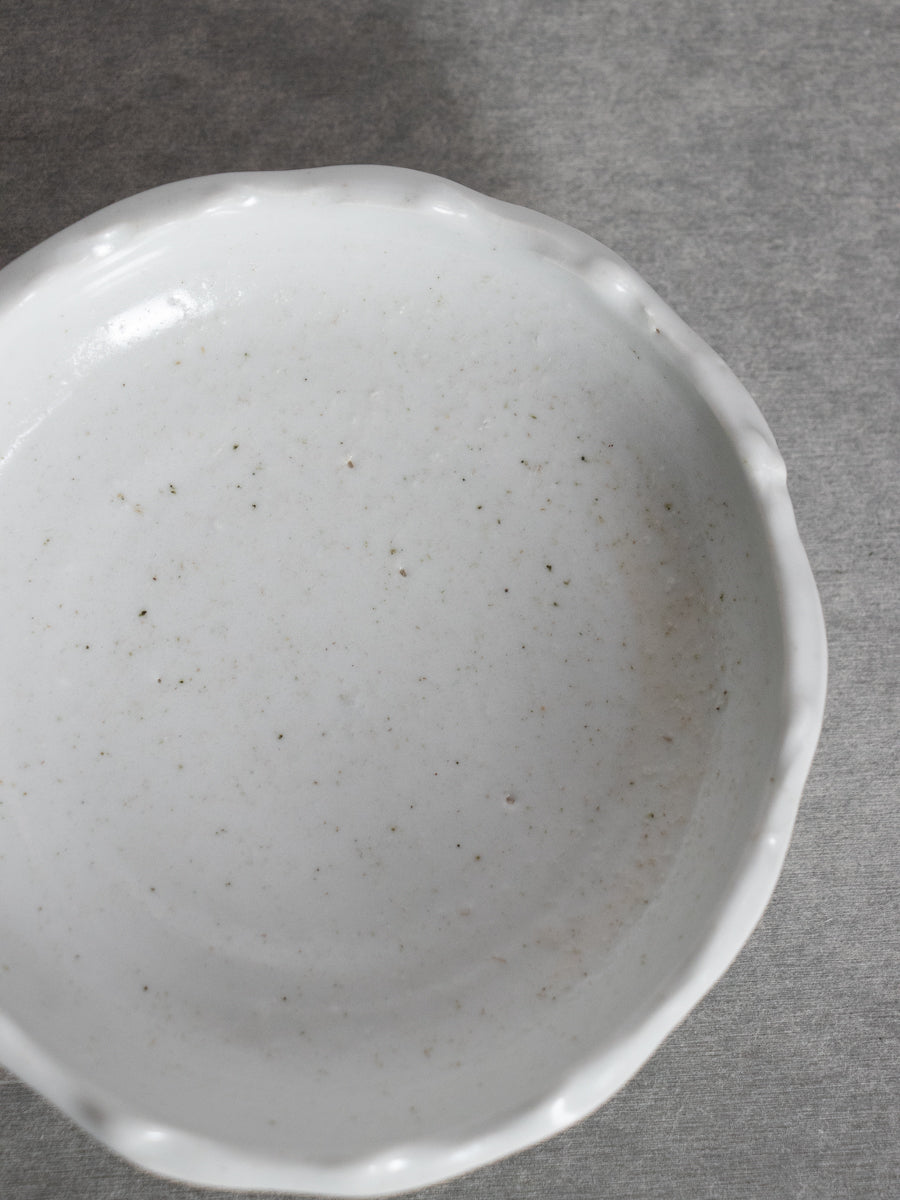 白磁波縁4寸皿