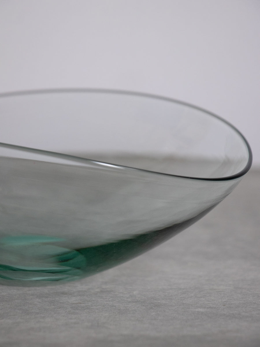 Lotus Oval Bowl (M) / Mint