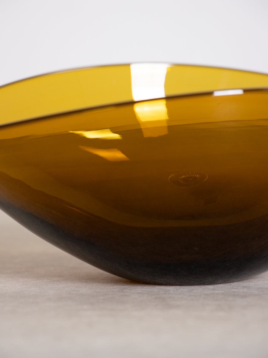 Lotus Oval Bowl (M) / Brown