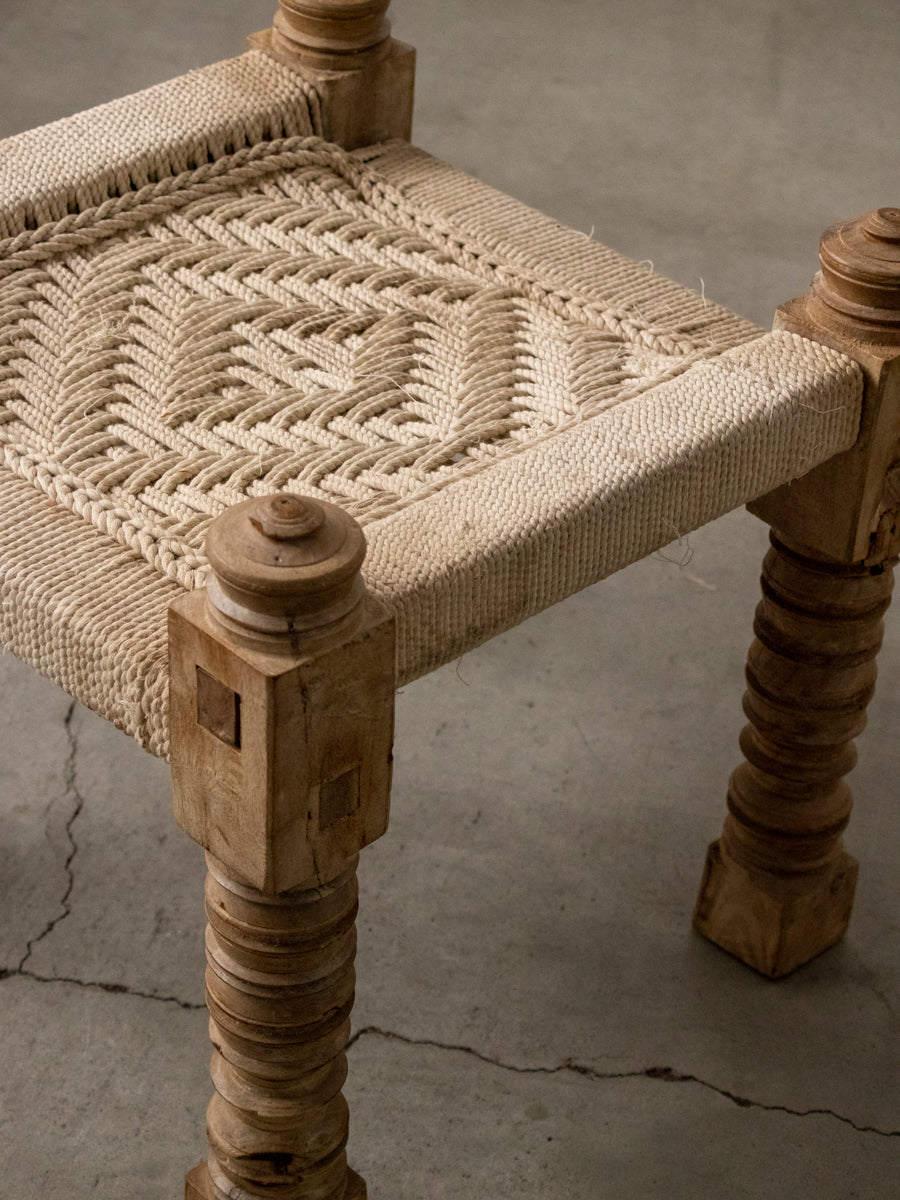 編み上げの椅子
